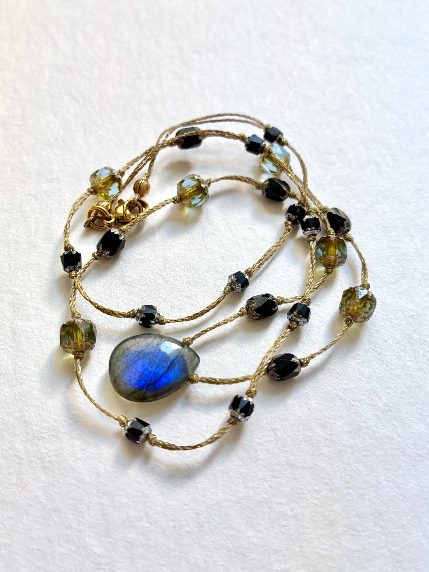 Sautoir Witch’s Aura bleu profond