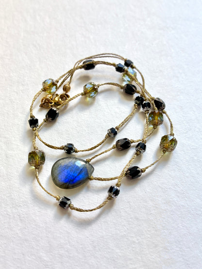 Sautoir Witch’s Aura bleu profond