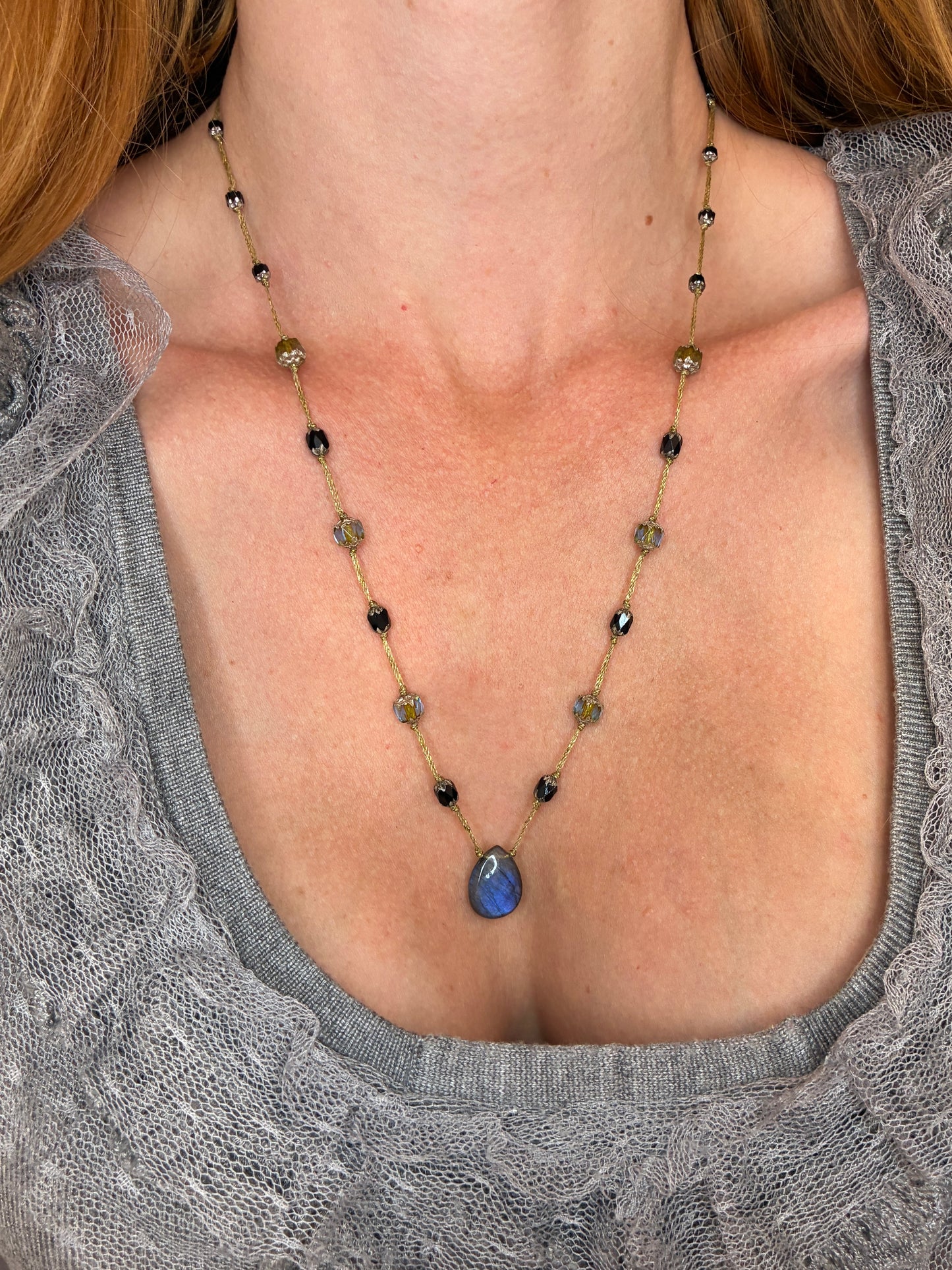 Sautoir Witch’s Aura bleu profond